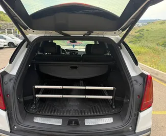 Innenraum von Cadillac XT4 zur Miete in Georgien. Ein großartiges 7-Sitzer Fahrzeug mit Automatisch Getriebe.