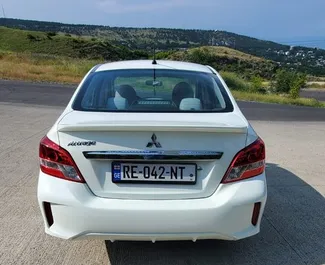 Innenraum von Mitsubishi Attrage zur Miete in Georgien. Ein großartiges 5-Sitzer Fahrzeug mit Automatisch Getriebe.