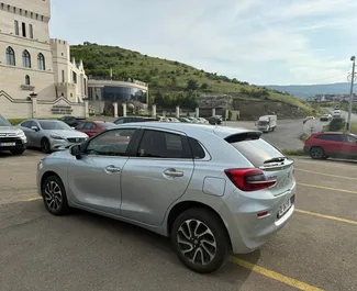 Innenraum von Suzuki Baleno zur Miete in Georgien. Ein großartiges 5-Sitzer Fahrzeug mit Automatisch Getriebe.
