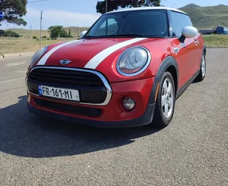 Frontansicht eines Mietwagens Mini Cooper S in Tiflis, Georgien ✓ Auto Nr.14052. ✓ Automatisch TM ✓ 0 Bewertungen.