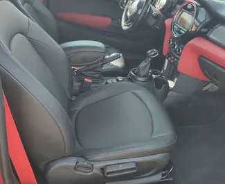 Innenraum von Mini Cooper S zur Miete in Georgien. Ein großartiges 5-Sitzer Fahrzeug mit Automatisch Getriebe.