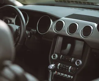 Innenraum von Ford Mustang Cabrio zur Miete in Georgien. Ein großartiges 4-Sitzer Fahrzeug mit Automatisch Getriebe.