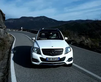 Frontansicht eines Mietwagens Mercedes-Benz GLK in Tirana, Albanien ✓ Auto Nr.13939. ✓ Automatisch TM ✓ 0 Bewertungen.