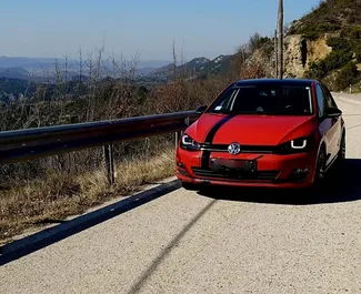 Frontansicht eines Mietwagens Volkswagen Golf 7 in Tirana, Albanien ✓ Auto Nr.13940. ✓ Automatisch TM ✓ 0 Bewertungen.