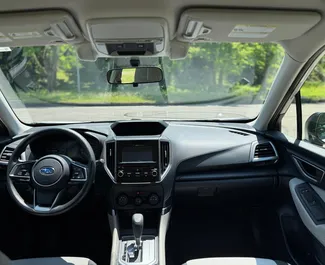 Innenraum von Subaru Forester zur Miete in Georgien. Ein großartiges 5-Sitzer Fahrzeug mit Automatisch Getriebe.