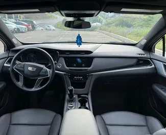 Cadillac XT4 2023 mit Antriebssystem Allradantrieb, verfügbar in Tiflis.