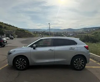 Frontansicht eines Mietwagens Suzuki Baleno in Tiflis, Georgien ✓ Auto Nr.13933. ✓ Automatisch TM ✓ 0 Bewertungen.