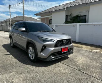 Frontansicht eines Mietwagens Toyota Yaris Cross am Flughafen Phuket, Thailand ✓ Auto Nr.14034. ✓ Automatisch TM ✓ 0 Bewertungen.