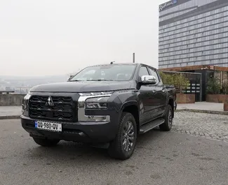 Frontansicht eines Mietwagens Mitsubishi L200 in Tiflis, Georgien ✓ Auto Nr.13654. ✓ Automatisch TM ✓ 0 Bewertungen.