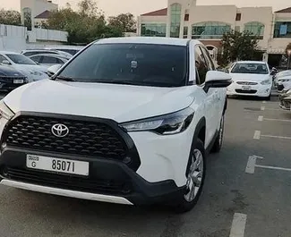 Frontansicht eines Mietwagens Toyota Corolla Cross in Dubai, VAE ✓ Auto Nr.13959. ✓ Automatisch TM ✓ 0 Bewertungen.