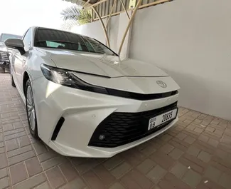 Hybride L Motor von Toyota Camry 2024 zur Miete in Dubai.