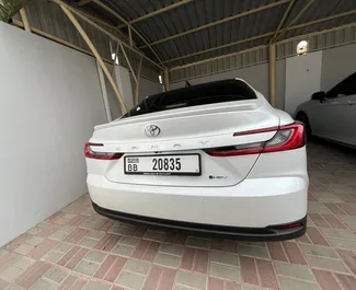 Mietwagen Toyota Camry 2024 in VAE, mit Hybride-Kraftstoff und 204 PS ➤ Ab 93 AED pro Tag.