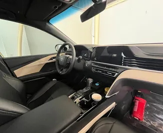 Frontansicht eines Mietwagens Toyota Camry in Dubai, VAE ✓ Auto Nr.13951. ✓ Automatisch TM ✓ 0 Bewertungen.