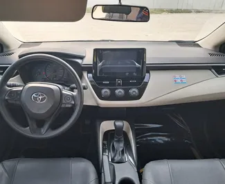 Frontansicht eines Mietwagens Toyota Camry in Dubai, VAE ✓ Auto Nr.13948. ✓ Automatisch TM ✓ 0 Bewertungen.