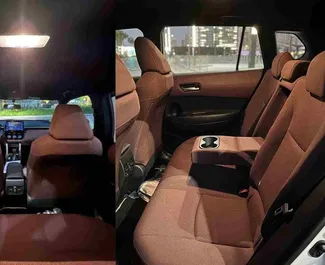 Frontansicht eines Mietwagens Toyota Corolla Cross in Dubai, VAE ✓ Auto Nr.13957. ✓ Automatisch TM ✓ 0 Bewertungen.