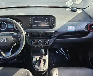 Frontansicht eines Mietwagens Hyundai i10 in Dubai, VAE ✓ Auto Nr.13979. ✓ Automatisch TM ✓ 0 Bewertungen.