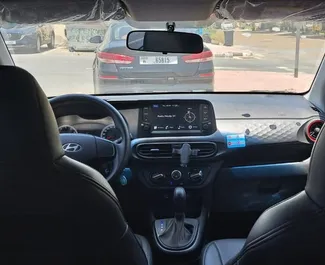 Frontansicht eines Mietwagens Hyundai i10 in Dubai, VAE ✓ Auto Nr.13975. ✓ Automatisch TM ✓ 0 Bewertungen.