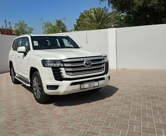 Frontansicht eines Mietwagens Toyota Land Cruiser 300 in Dubai, VAE ✓ Auto Nr.13952. ✓ Automatisch TM ✓ 0 Bewertungen.