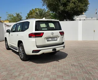 Mietwagen Toyota Land Cruiser 300 2025 in VAE, mit Benzin-Kraftstoff und 409 PS ➤ Ab 520 AED pro Tag.