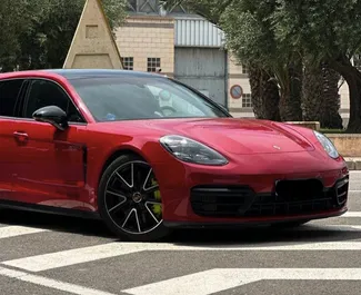 Frontansicht eines Mietwagens Porsche Panamera in Alicante, Spanien ✓ Auto Nr.13962. ✓ Automatisch TM ✓ 0 Bewertungen.
