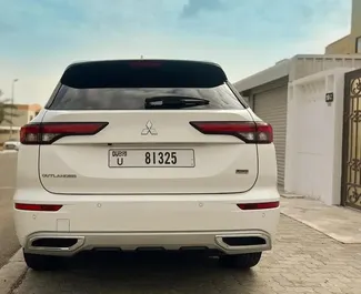 Frontansicht eines Mietwagens Mitsubishi Outlander in Dubai, VAE ✓ Auto Nr.11633. ✓ Automatisch TM ✓ 0 Bewertungen.