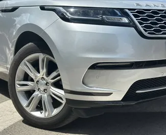 Innenraum von Land Rover Range Rover Velar zur Miete in Spanien. Ein großartiges 5-Sitzer Fahrzeug mit Automatisch Getriebe.