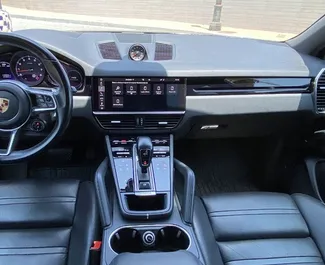 Porsche Cayenne 2020 zur Miete verfügbar in Alicante, mit Kilometerbegrenzung 200 km/Tag.