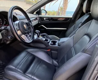 Innenraum von Porsche Cayenne zur Miete in Spanien. Ein großartiges 5-Sitzer Fahrzeug mit Automatisch Getriebe.