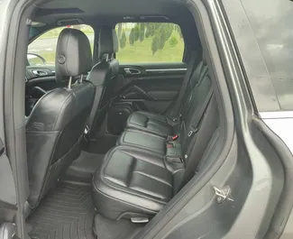 Porsche Cayenne 2018 mit Antriebssystem Allradantrieb, verfügbar in Tiflis.