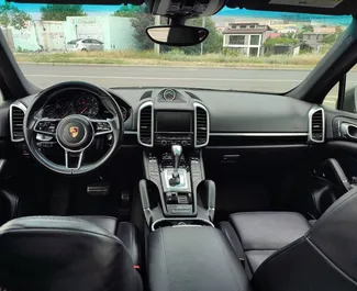 Innenraum von Porsche Cayenne zur Miete in Georgien. Ein großartiges 5-Sitzer Fahrzeug mit Automatisch Getriebe.
