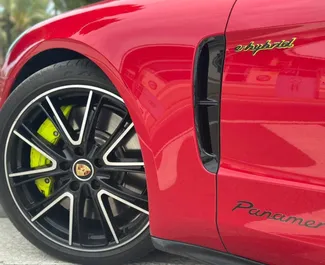 Porsche Panamera 2024 zur Miete verfügbar in Alicante, mit Kilometerbegrenzung 180 km/Tag.