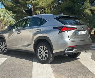 Innenraum von Lexus NX zur Miete in Spanien. Ein großartiges 5-Sitzer Fahrzeug mit Automatisch Getriebe.