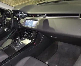 Innenraum von Land Rover Range Rover Evoque zur Miete in Spanien. Ein großartiges 5-Sitzer Fahrzeug mit Automatisch Getriebe.