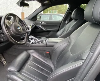 BMW X6 2022 zur Miete verfügbar in Alicante, mit Kilometerbegrenzung 200 km/Tag.
