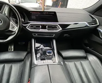 Innenraum von BMW X6 zur Miete in Spanien. Ein großartiges 5-Sitzer Fahrzeug mit Automatisch Getriebe.