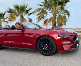 Frontansicht eines Mietwagens Ford Mustang GT Cabrio in Alicante, Spanien ✓ Auto Nr.14017. ✓ Automatisch TM ✓ 0 Bewertungen.