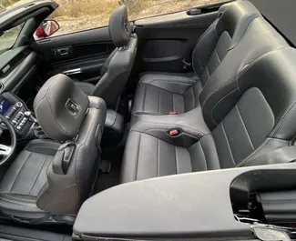 Ford Mustang GT Cabrio 2023 mit Antriebssystem Heckantrieb, verfügbar in Alicante.
