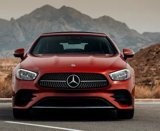 Mercedes-Benz E-Class Cabrio 2023 mit Antriebssystem Frontantrieb, verfügbar in Alicante.