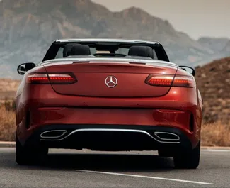 Innenraum von Mercedes-Benz E-Class Cabrio zur Miete in Spanien. Ein großartiges 4-Sitzer Fahrzeug mit Automatisch Getriebe.