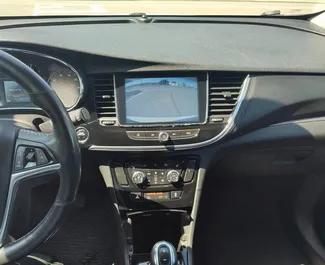Innenraum von Buick Encore zur Miete in Georgien. Ein großartiges 5-Sitzer Fahrzeug mit Automatisch Getriebe.