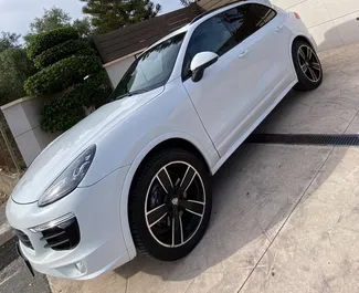 Innenraum von Porsche Cayenne zur Miete in Spanien. Ein großartiges 5-Sitzer Fahrzeug mit Automatisch Getriebe.