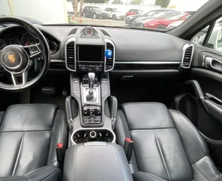 Porsche Cayenne 2017 zur Miete verfügbar in Alicante, mit Kilometerbegrenzung 200 km/Tag.