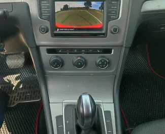 Volkswagen Golf 8 2018 mit Antriebssystem Frontantrieb, verfügbar in Tiflis.