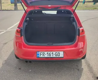 Innenraum von Volkswagen Golf 8 zur Miete in Georgien. Ein großartiges 5-Sitzer Fahrzeug mit Automatisch Getriebe.