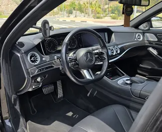 Innenraum von Mercedes-Benz S500 zur Miete in Spanien. Ein großartiges 5-Sitzer Fahrzeug mit Automatisch Getriebe.