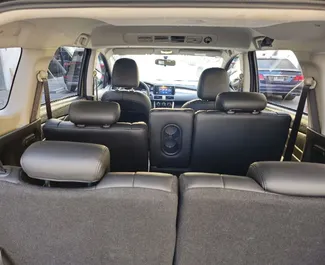 Innenraum von Mitsubishi Xpander zur Miete in VAE. Ein großartiges 7-Sitzer Fahrzeug mit Automatisch Getriebe.