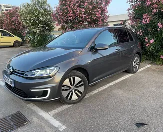 Frontansicht eines Mietwagens Volkswagen Golf 7 in Bar, Montenegro ✓ Auto Nr.14072. ✓ Automatisch TM ✓ 0 Bewertungen.