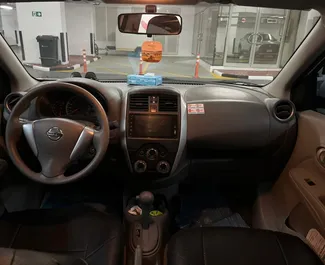 Frontansicht eines Mietwagens Nissan Sunny in Dubai, VAE ✓ Auto Nr.13944. ✓ Automatisch TM ✓ 0 Bewertungen.
