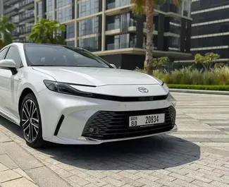 Frontansicht eines Mietwagens Toyota Camry in Dubai, VAE ✓ Auto Nr.11635. ✓ Automatisch TM ✓ 0 Bewertungen.