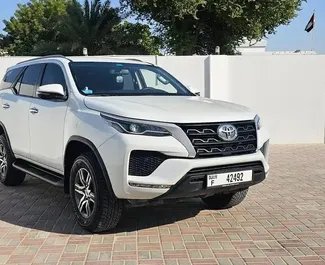 Mietwagen Toyota Fortuner 2024 in VAE, mit Benzin-Kraftstoff und 166 PS ➤ Ab 107 AED pro Tag.